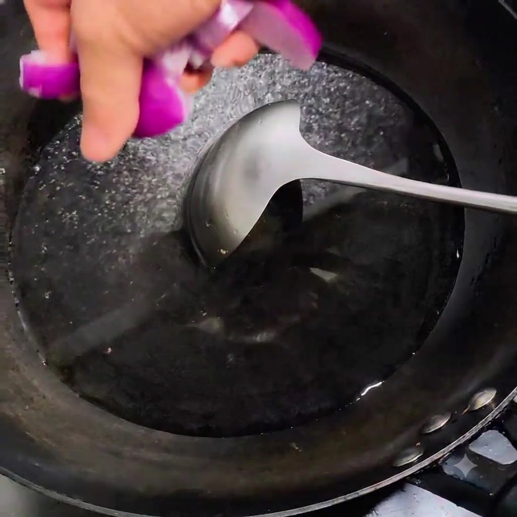 Des tranches doignon jetées dans une casserole deau sur le feu.