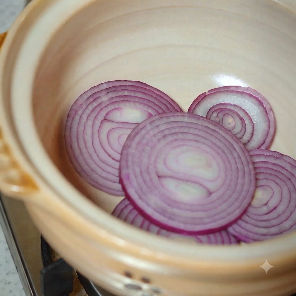 Chou chinois et courgette tranchée ajoutés dans le plat en terre cuite.