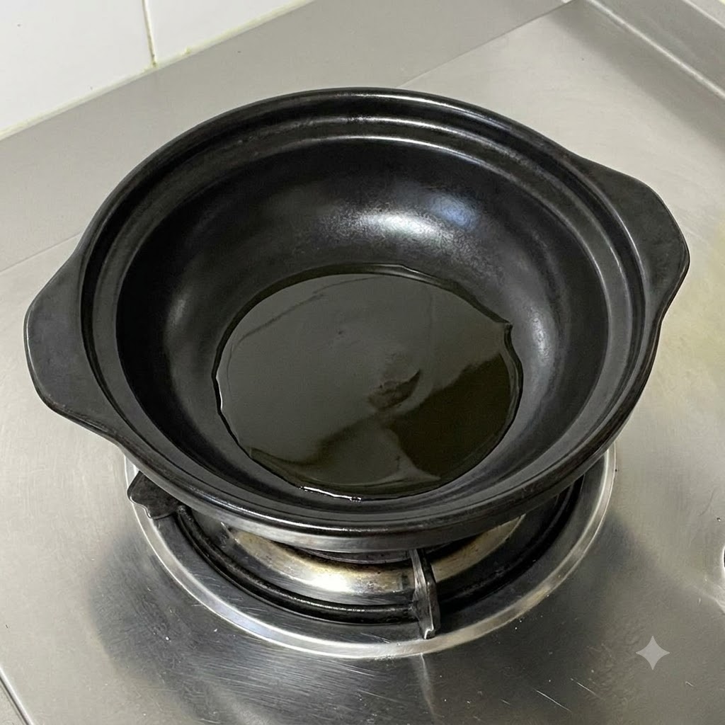 Oignons verts hachés grésillant dans de lhuile chaude à lintérieur dune marmite en céramique noire.