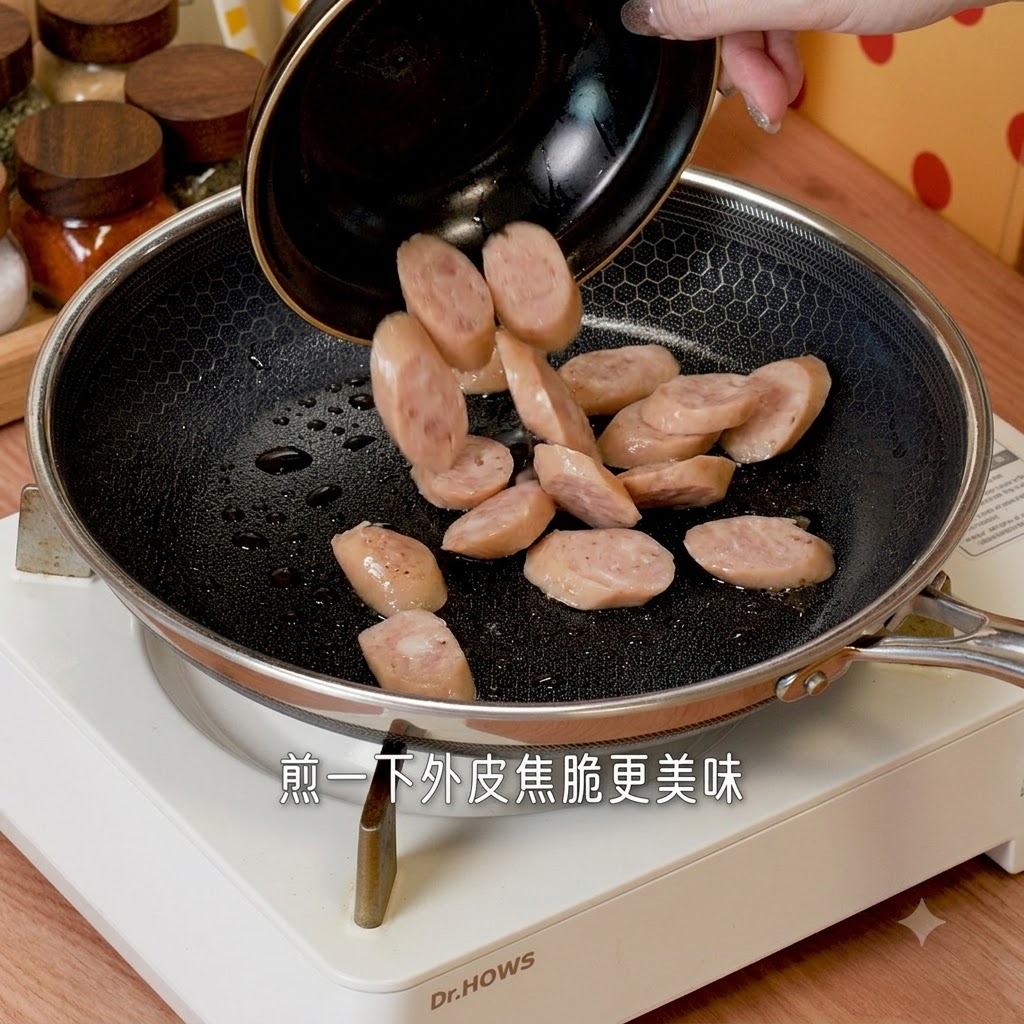 Tranches de saucisse versées et sautées dans une poêle chaude jusquà ce quelles soient croustillantes.