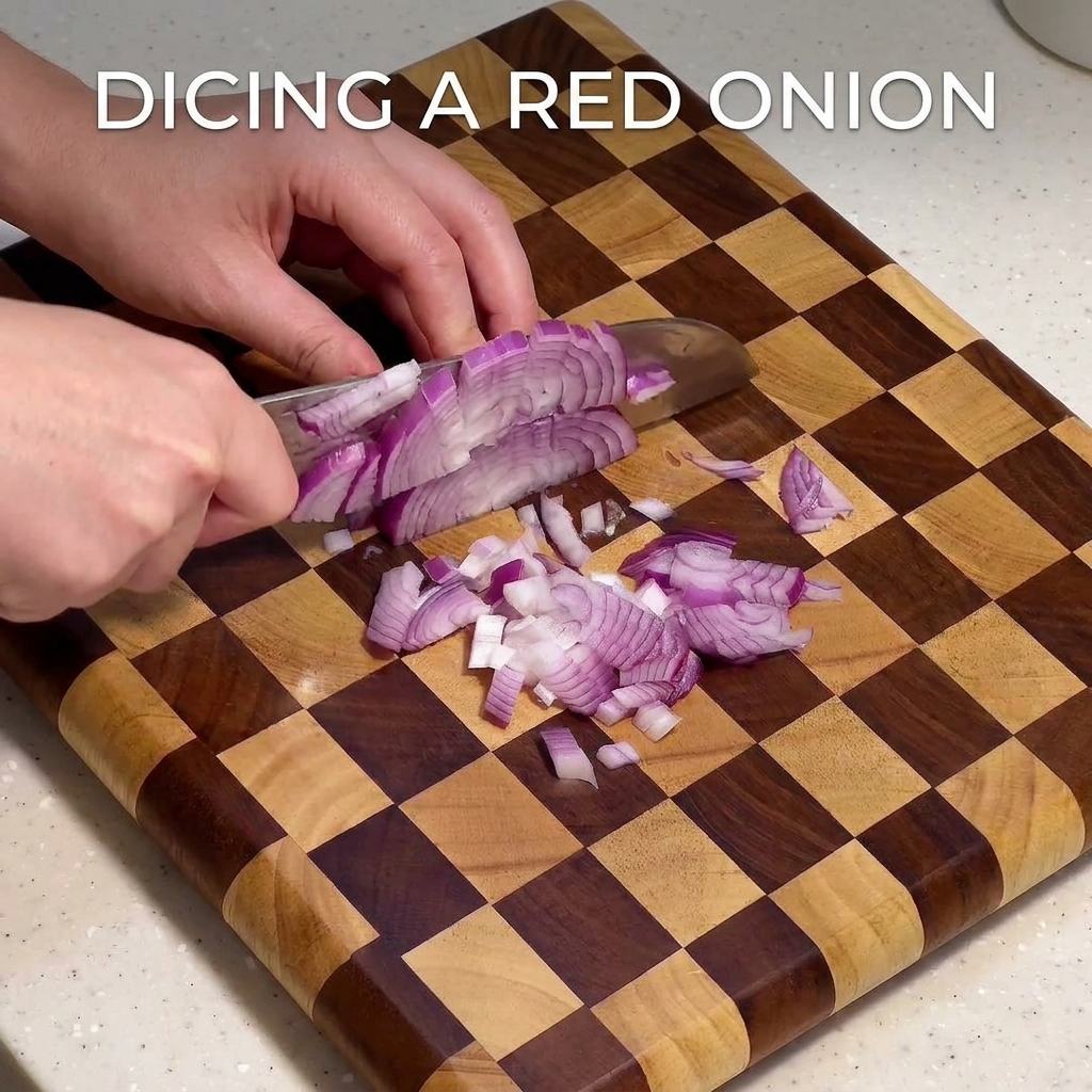 Gros plan dun oignon rouge émincé finement sur une planche à découper en bois à motifs quadrillés avec un couteau de chef.