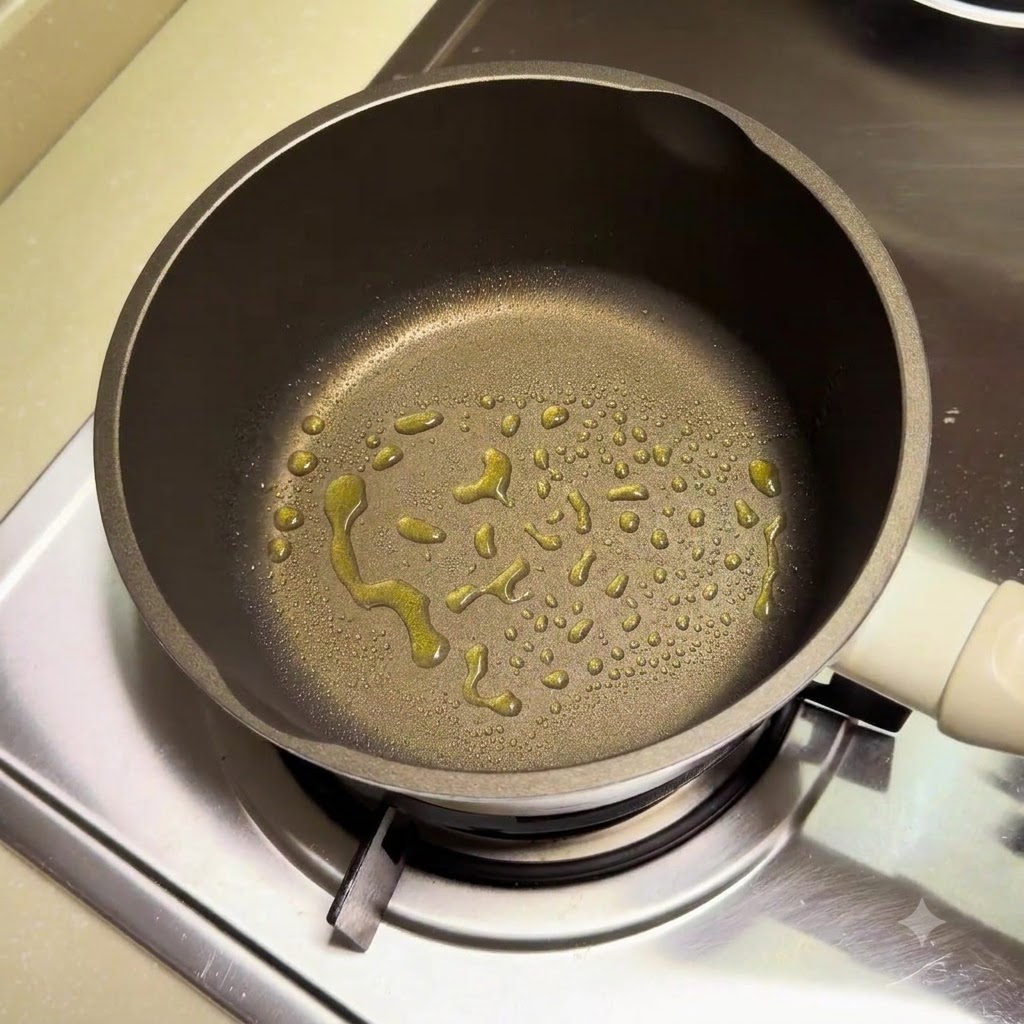 Des œufs battus en train de cuire et dêtre brouillés dans une poêle huilée avec une spatule.