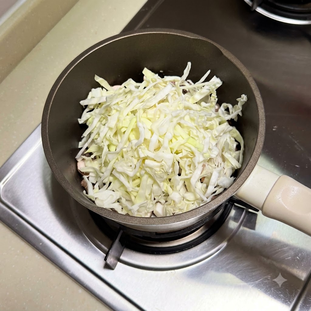 Du chou émincé et des champignons mélangés dans la poêle avec le bœuf haché pendant la cuisson.