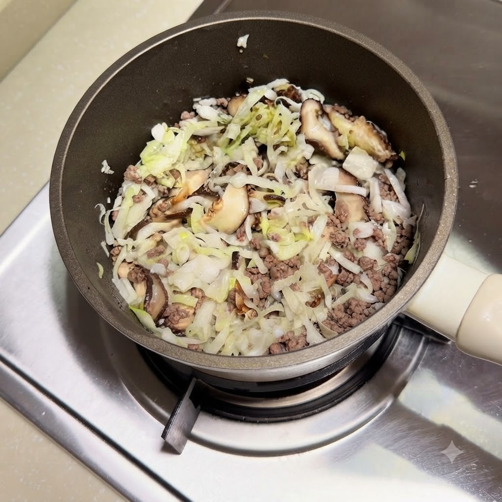 Des champignons shiitakés émincés et du chou émincé disposés en couche sur du bœuf haché cuit dans une poêle.