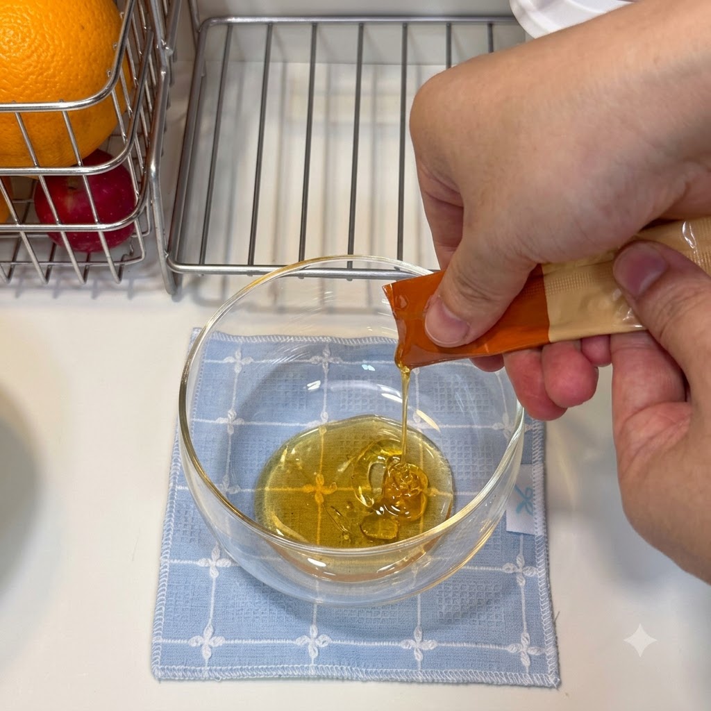 Miel et sauces versés dans un bol en verre transparent pour préparer la glaçure.