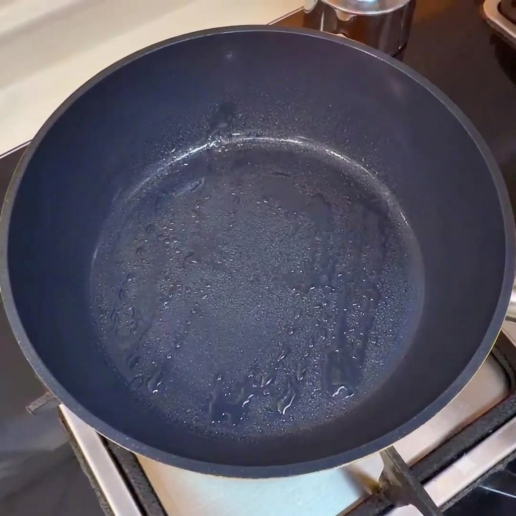 Une poêle vide chauffée qui se prépare pour la cuisson ou montre le stade initial du chauffage de lhuile.