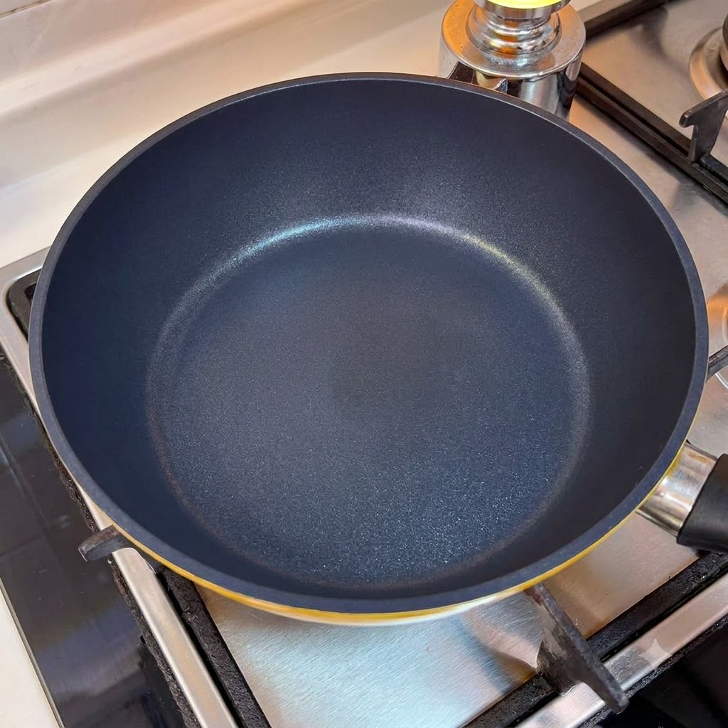 Une poêle à frire vide sur le brûleur de la cuisinière.