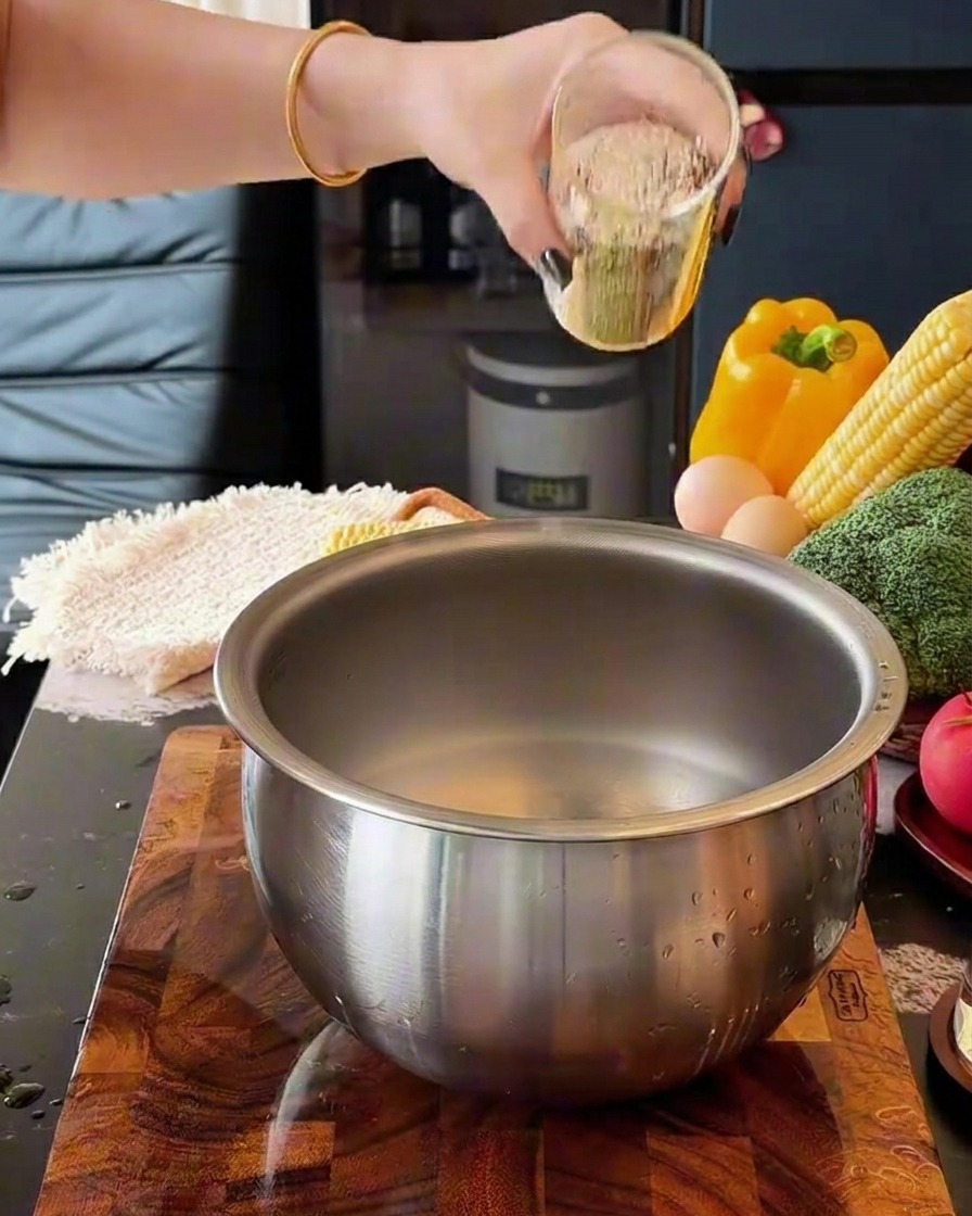 Riz versé dans un bol deau à côté de grains de maïs fraîchement coupés.