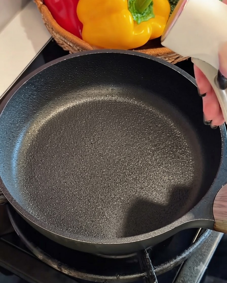Mélange dœufs au surimi versé dans une poêle chaude huilée.