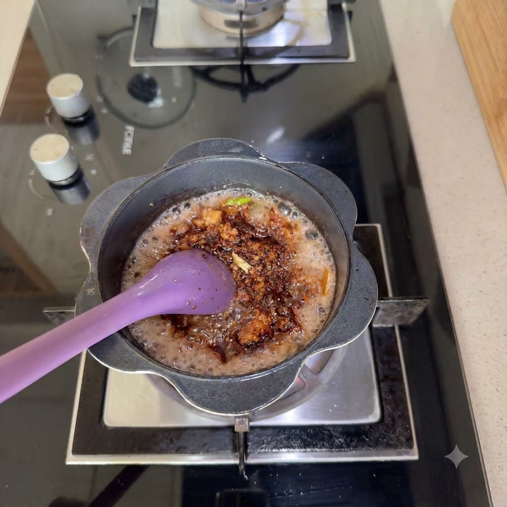 Du vin de riz Shaoxing versé dans le mélange de viande frémissant.